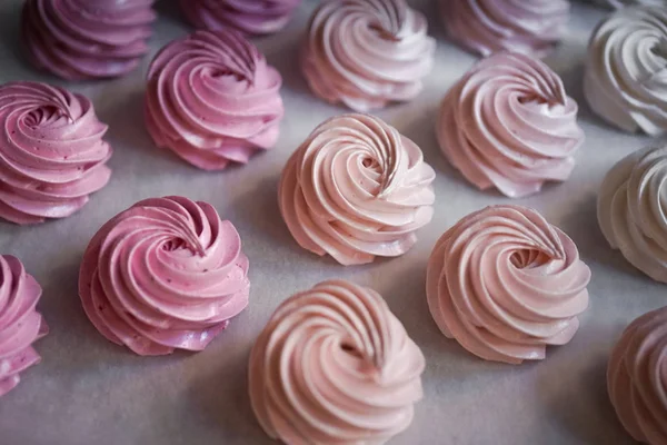 Close Grandes Bolos Grupo Com Chantilly Cores Pastel Branco Rosa — Fotografia de Stock