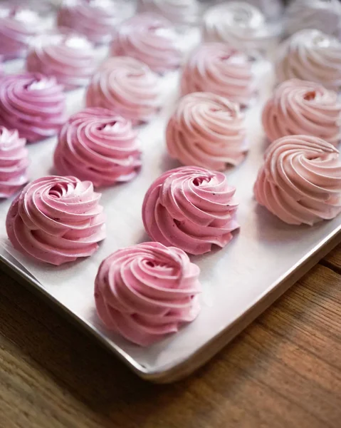 Primo Piano Grandi Torte Gruppo Con Panna Montata Colori Pastello — Foto Stock