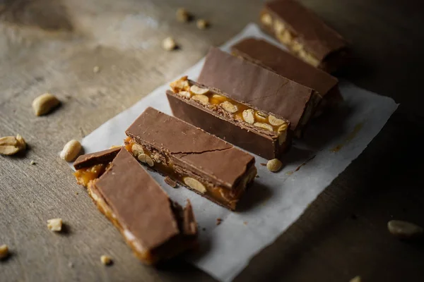 Zelfgemaakte Snickers Bars Pinda Karamel Bedekt Met Melkchocolade Zijaanzicht — Stockfoto