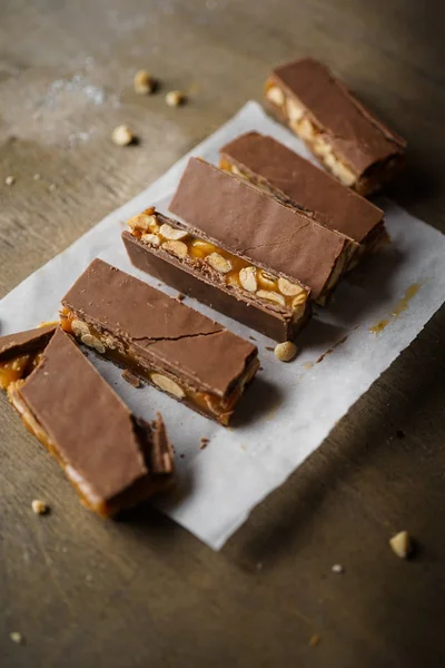 Zelfgemaakte Snickers Bars Pinda Karamel Bedekt Met Melkchocolade Zijaanzicht — Stockfoto