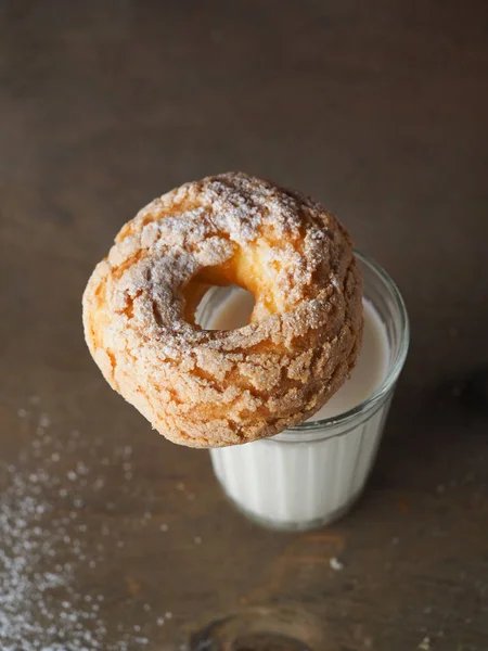 Gebakken Donut Met Een Glas Melk Russisch Ontbijt — Gratis stockfoto