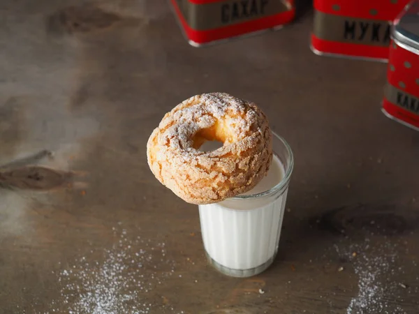 Пекельний Пончик Склянкою Молока Російський Сніданок Написи Задньому Плані Цукор — стокове фото