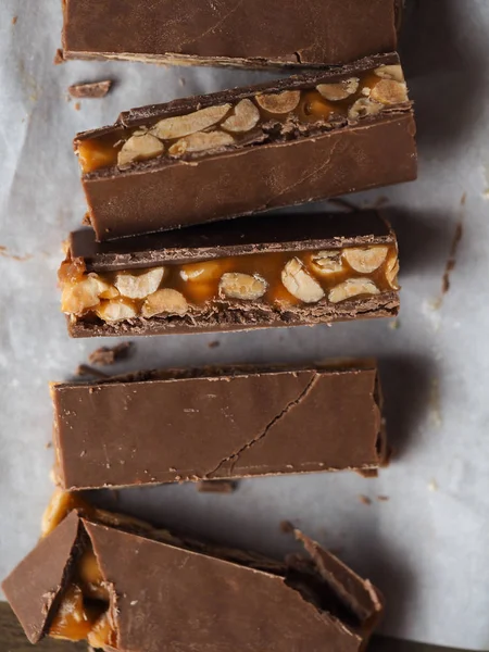 Zelfgemaakte Snickers Bars Pinda Karamel Bedekt Met Melkchocolade Bovenaanzicht — Stockfoto