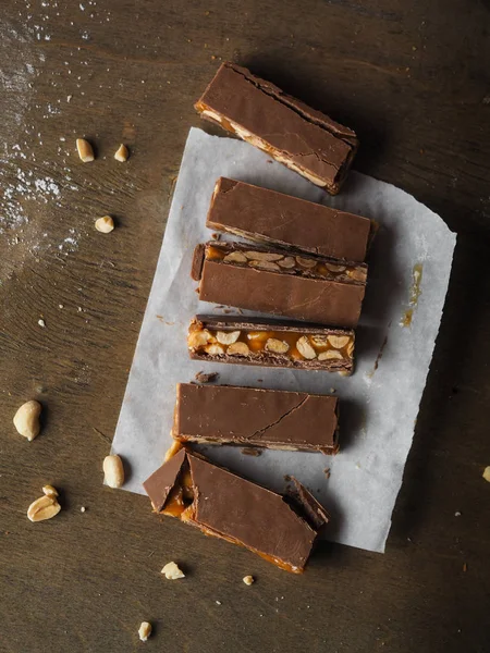 Zelfgemaakte Snickers Bars Pinda Karamel Bedekt Met Melkchocolade Bovenaanzicht — Stockfoto
