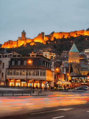Tiflis, Georgia. Ocak 2020. Akşamları şehir manzarası. Narikala Kalesi ve Meidani Meydanı