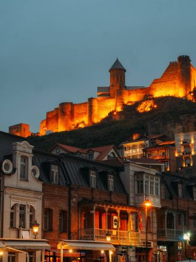 Akşam Tiflis City Manzarası, Georgia. Narikala Kalesi ve Meidani Meydanı