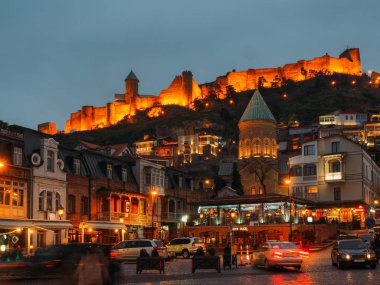 Akşam Tiflis City Manzarası, Georgia. Narikala Kalesi ve Meidani Meydanı