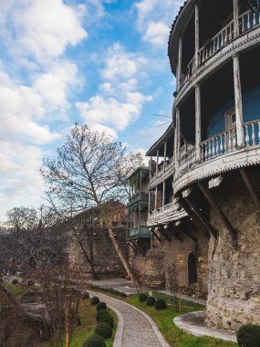 Tiflis, Georgia. Ocak 2020. Şehir merkezinde geleneksel eski bir ev