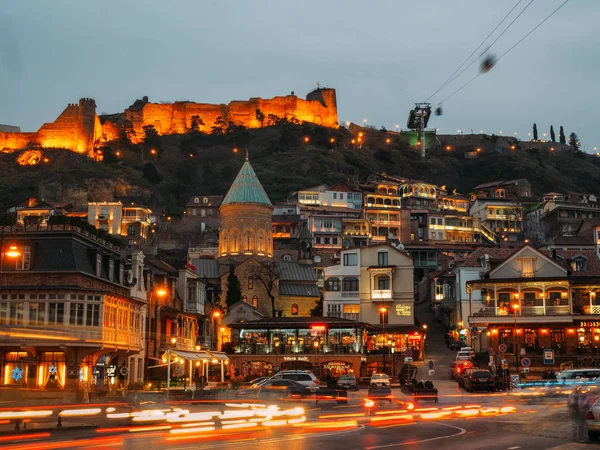 Tiflis, Georgia. Ocak 2020. Akşamları şehir manzarası. Narikala Kalesi ve Meidani Meydanı