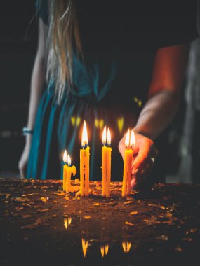 Ermeni kilisesinin içinde. Elinde kilise mumu olan kız