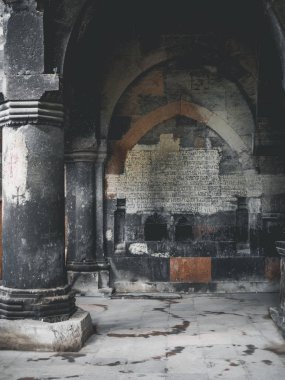 Ermenistan, Mayıs 2019. Eski Ermeni Ortodoks Kilisesi 'nin iç dekorasyonu ve dekorasyonu 
