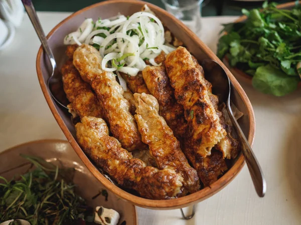 Sevan Gölü 'ndeki bir restoranda Ermeni balık kebabı. Kafkas geleneksel yemekleri, Ermeni mutfağı