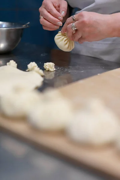 Cocina Georgiana Mujer Haciendo Khinkali Manos Femeninas Sosteniendo Masa Vertical — Foto de Stock