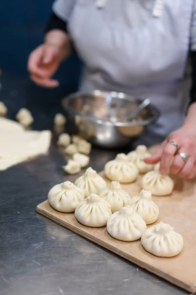 Cocina Georgiana Mujer Haciendo Khinkali Manos Femeninas Sosteniendo Masa Vertical — Foto de Stock