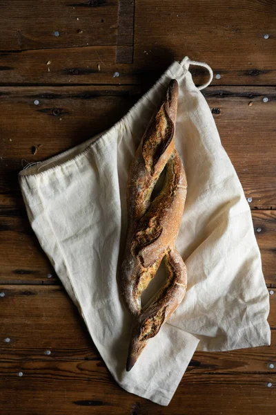 Французский Хлеб Травяной Фугас Хлебном Пакете Деревянном Фоне — стоковое фото