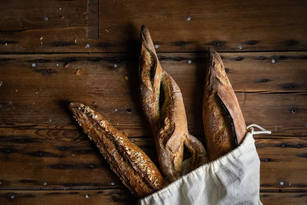 Выбор Французского Хлеба Багеты Травяной Фугас Хлебном Пакете Деревянном Фоне — стоковое фото