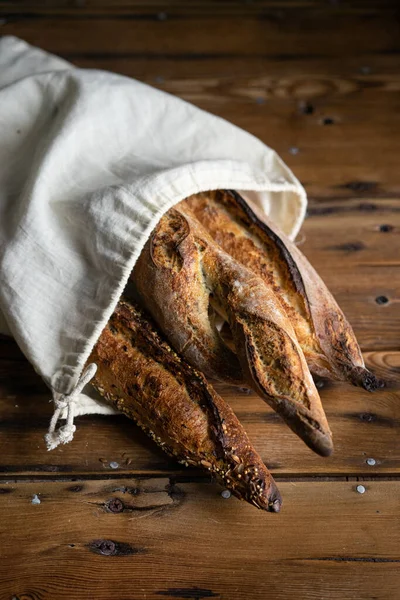 Выбор Французского Хлеба Багеты Травяной Фугас Хлебном Пакете Деревянном Фоне — стоковое фото