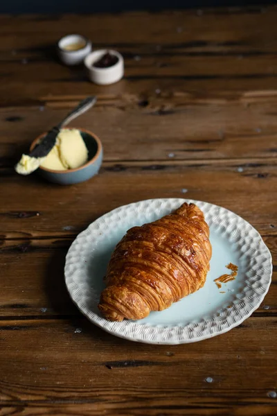 Delicioso Croissant Plato Mantequilla Sobre Fondo Madera — Foto de Stock