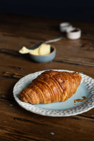 Delicioso Croissant Plato Mantequilla Sobre Fondo Madera — Foto de Stock
