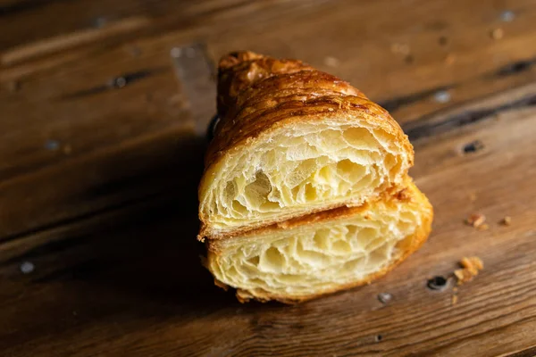 Corte Perfecto Croissant Croissant Liso Cortado Una Mesa Madera — Foto de Stock