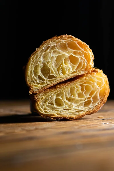 Corte Perfecto Croissant Croissant Liso Cortado Sobre Una Mesa Madera — Foto de Stock