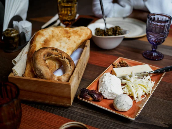 Aperitivos Tradicionais Armênios Mesa Variedades Pães Queijos Locais Almoçando Restaurante — Fotografia de Stock