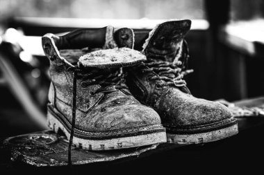 Unutulmuş Ayakkabı Draması Siyah ve Beyaz