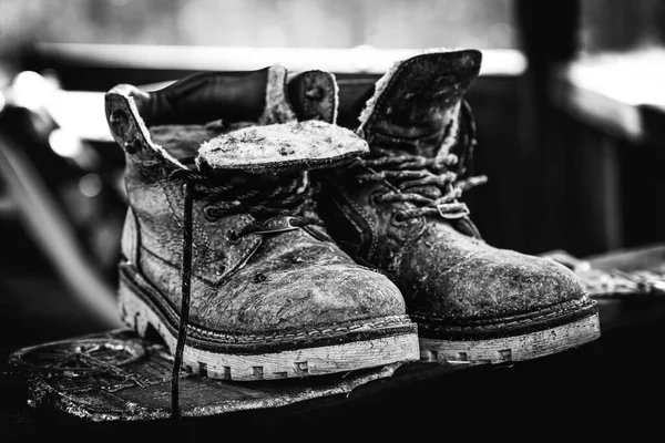 Unutulmuş Ayakkabı Draması Siyah ve Beyaz