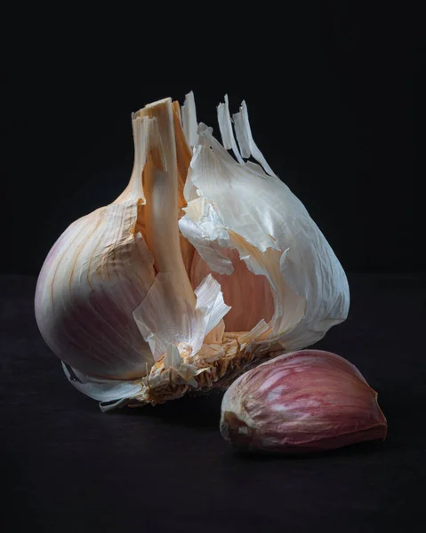 Majestic Garlic Dark Background Still Life — Stock Photo, Image