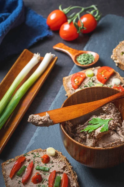 Pate Rústico Caseiro Fatia Mordida Pão Com Legumes Frescos — Fotografia de Stock