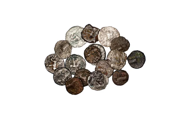 Багато стародавніх бронзових монет на білому — стокове фото