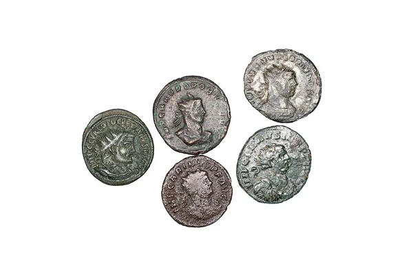 Πολλά αρχαία χάλκινα νομίσματα για πάνω από λευκό — Φωτογραφία Αρχείου