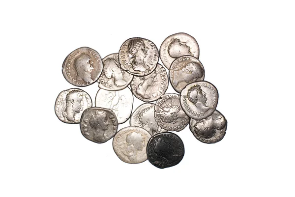 Πολλά αρχαία ασημένια νομίσματα σε πάνω από λευκό — Φωτογραφία Αρχείου