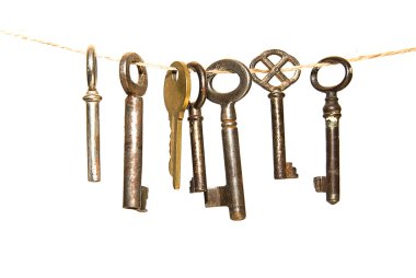 Beyaz bir ipte asılı adl anahtar taşı