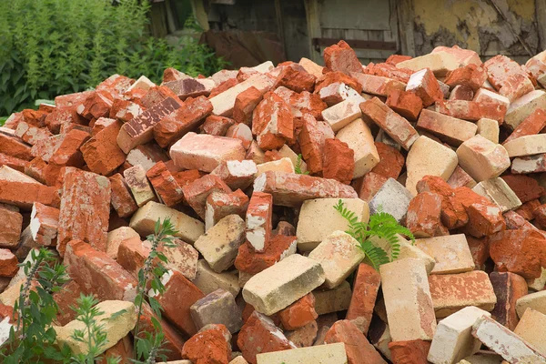 Çok büyük bir yığın içinde kullanılan tuğla