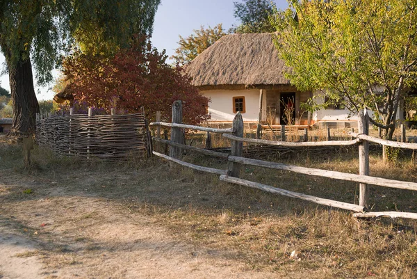 Het hek in het dorp langs de weg — Stockfoto
