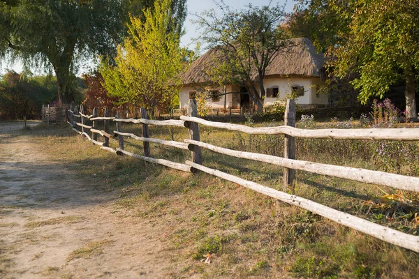 Het hek in het dorp langs de weg — Stockfoto