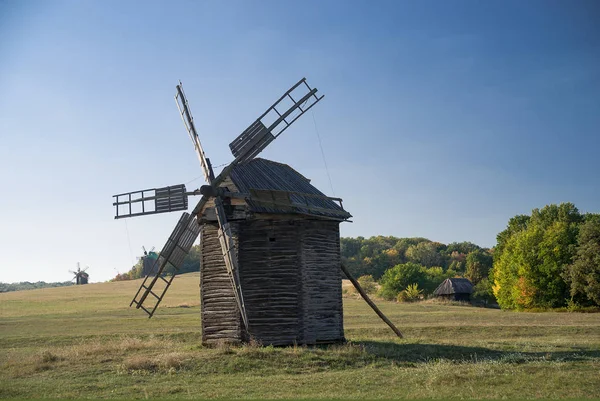 Windmolen staande op de rand van de herfst bos — Stockfoto