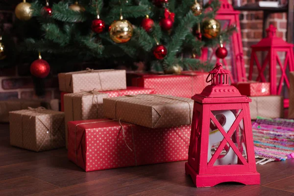 Un montón de regalos de Navidad en el paquete bajo el árbol — Foto de Stock