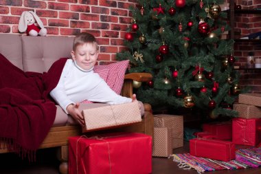 Oğlan uyandı ve Noel Baba hediyeleri gördüm