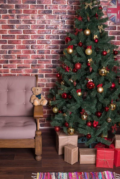 Muchos regalos de Navidad en el paquete bajo el árbol — Foto de Stock