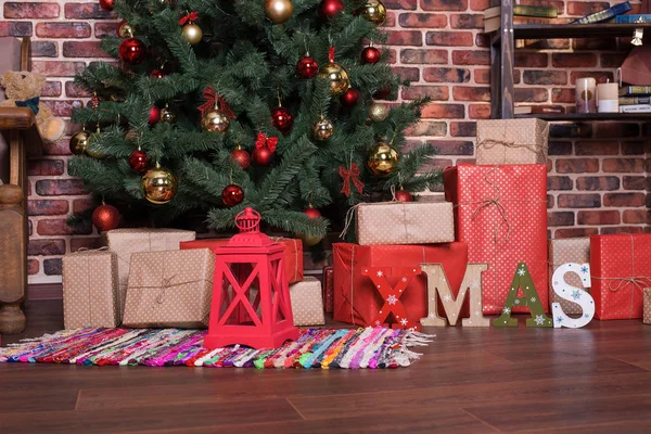 Muchos regalos de Navidad en el paquete bajo el árbol — Foto de Stock
