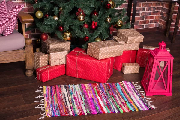 Některé vánoční dárky v balíčku pod stromeček — Stock fotografie