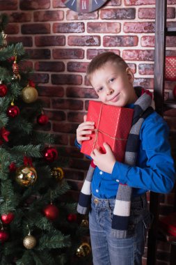 Hediye çocukla ağacın yanında duruyor