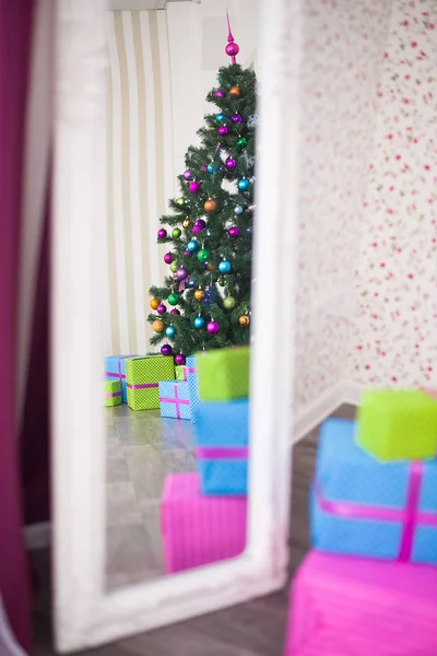 Árbol de Navidad y regalos reflejados en el espejo — Foto de Stock