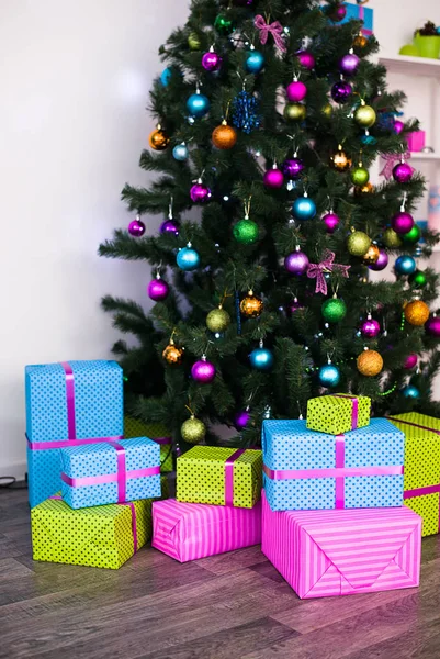 Los regalos de Navidad están bajo el árbol de Navidad — Foto de Stock