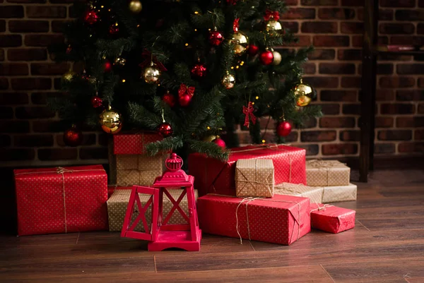 Los regalos de Navidad están bajo el árbol de Navidad — Foto de Stock