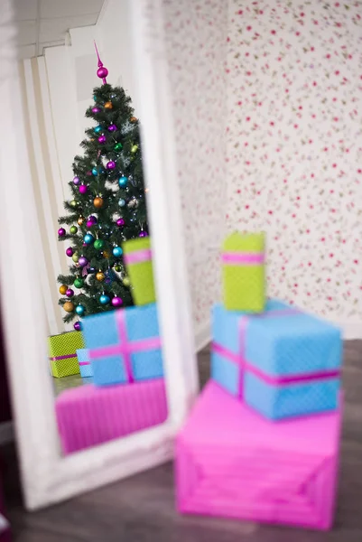 Árbol de Navidad y regalos reflejados en el espejo — Foto de Stock