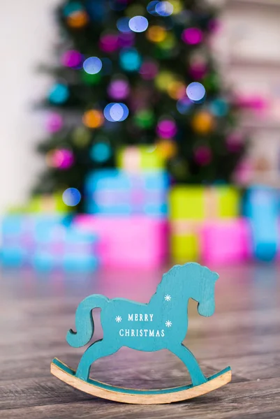 Vánoční jízda stojí na podlaze u vánočního stromu — Stock fotografie