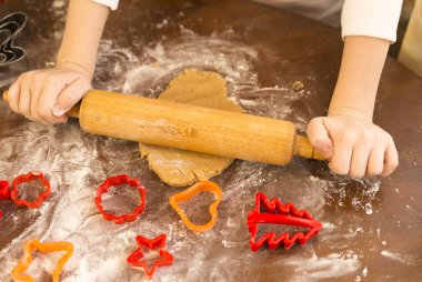 Hamur gingerbread için masaya haddeleme